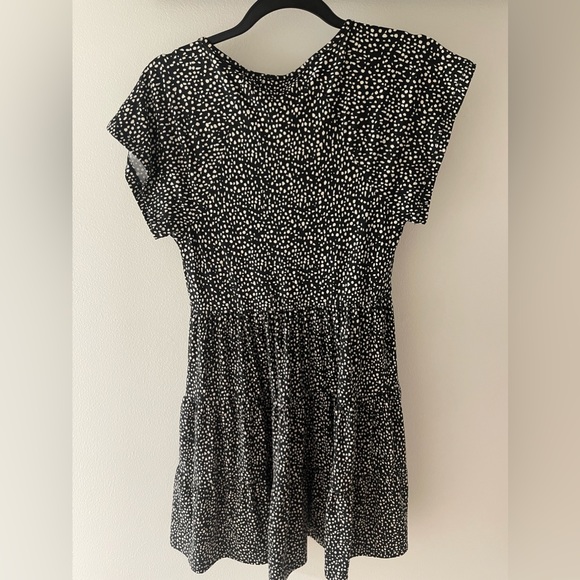 Soft, V-neck, black and white sundress! Urban Outfitters - Picture 2 of 3